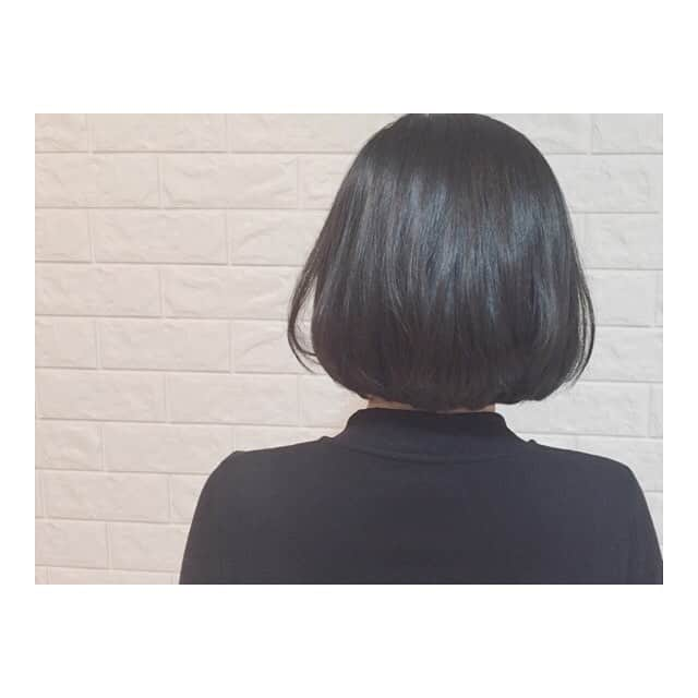 ヘアカラーカフェ千鳥橋店のインスタグラム：「艶カラー💆 #ヘアカラーカフェ #カラーカフェ #千鳥橋 #此花 #オーガニックカラー #オーガニック #マカダミア #マカダミアカラー #西九条 #カフェ #colorcafe #organic #写真好きな人と繋がりたい #おしゃれさんと繋がりたい#グレージュ#大阪カフェ#梅田カフェ#イルミナカラー#梅田」