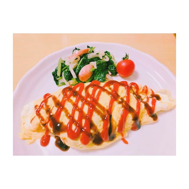 上西恵さんのインスタグラム写真 - (上西恵Instagram)「私は実家に住むと確実に太ると思う^ ^ だって美味しいものが次々とでてくるんだもの^ ^ そして大抵夜ご飯2回食べる。 30分後とかに、 ”お腹空いた？何食べる？” と聞かれる。 大阪戻ったら調整しなければ #オムレツ #omelette #ピーマンとチーズの肉巻き #マシュマロフレーク #けいママ料理 #お母さん #ありがとう  #mother #thankyou #cooking #sweets #マシュマロ #marshmallow #コーンフレーク #卵料理 #お家ごはん #料理 #夜ご飯  #今日の夜ご飯 #晩御飯 #夕飯」4月22日 22時43分 - jonishi_kei