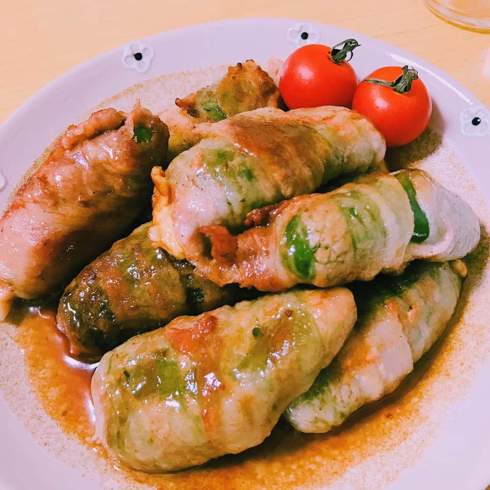 上西恵さんのインスタグラム写真 - (上西恵Instagram)「私は実家に住むと確実に太ると思う^ ^ だって美味しいものが次々とでてくるんだもの^ ^ そして大抵夜ご飯2回食べる。 30分後とかに、 ”お腹空いた？何食べる？” と聞かれる。 大阪戻ったら調整しなければ #オムレツ #omelette #ピーマンとチーズの肉巻き #マシュマロフレーク #けいママ料理 #お母さん #ありがとう  #mother #thankyou #cooking #sweets #マシュマロ #marshmallow #コーンフレーク #卵料理 #お家ごはん #料理 #夜ご飯  #今日の夜ご飯 #晩御飯 #夕飯」4月22日 22時43分 - jonishi_kei