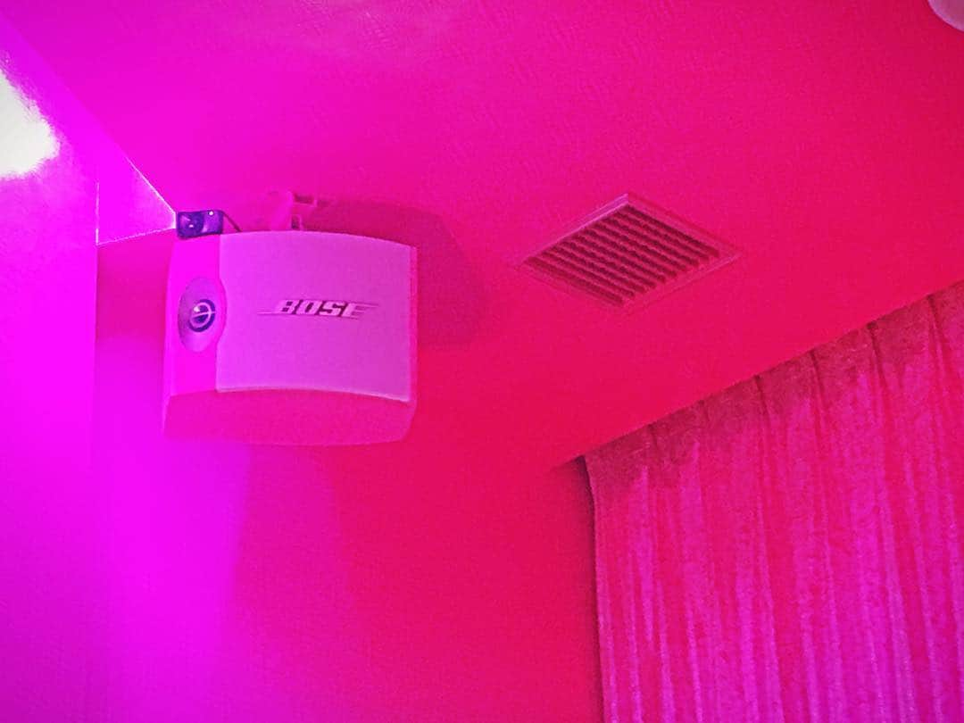 阿部マリアさんのインスタグラム写真 - (阿部マリアInstagram)「💗🎶💗🎶💗 #pinkroom #bose」4月22日 22時52分 - _abedesu