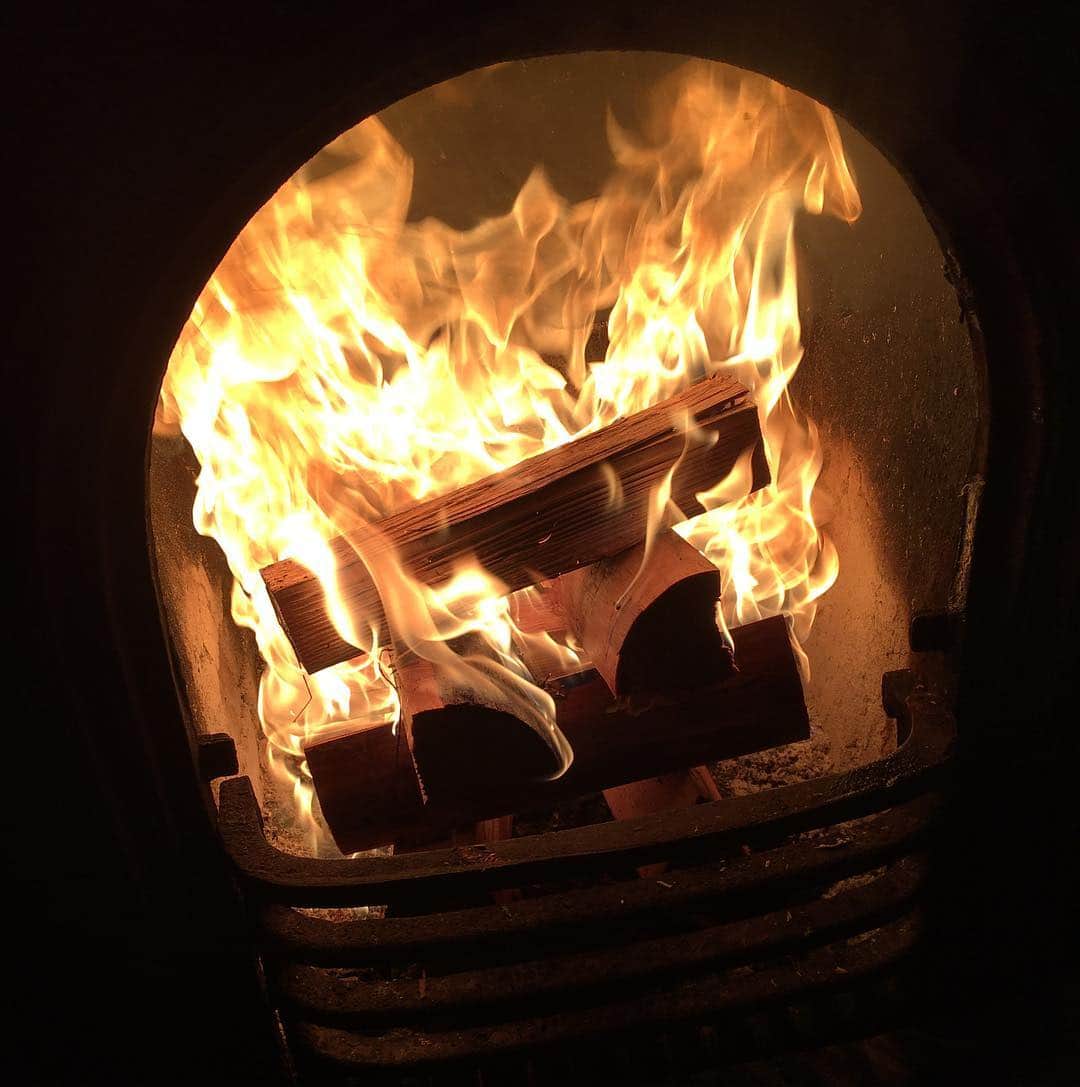柴咲コウさんのインスタグラム写真 - (柴咲コウInstagram)「よるはまだ冷える処へ #kostagram #暖炉 #ゆらぎ」4月22日 23時25分 - ko_shibasaki