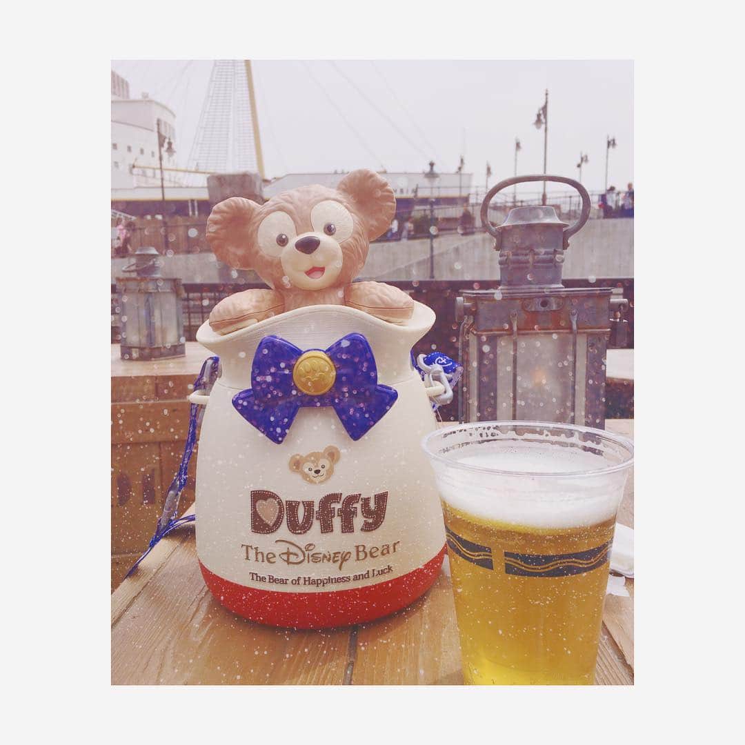 佐伯かなのインスタグラム：「この時期は空いてるので #ディズニーシー へ✨🏰 ビールは苦手なんだけどアプリコットの #ビアカクテル が見た目めっちゃビールなのに飲んだら甘くてびっくり！  #ホワイトチョコレート のポップコーンも美味しかった～💓 こんなふうにみんなの息抜きの場が私だったら嬉しいな……😇 ･ ･ ･ #tokyodisneyland #tokyodisneysea #tokyodisneyresort #tds2017 #ディズニーシー15周年  #TDS #東京ディズニーシー #ダッフィー #ポップコーンバケット #イースター #ディズニーイースター #アメリカンウォーターフロント  #夢の国 #ディズニーイースター2017 #CANDYGOGO #idol #かなぶん #instagood #instagram #followme」