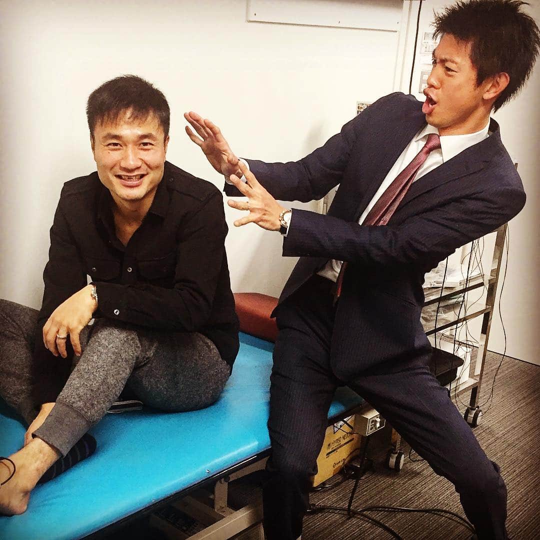 中澤聡太のインスタグラム：「早く怪我が治るように回復パワー注入‼️方向的に患部じゃなくて、 もみあげにパワーを送っちゃったかも。 #ちょいちょい思うけどさ #岩のりみたいな #もみあげしてるよね #今野泰幸 #復帰したら #更に #海苔海苔 #いや #ノリノリ #前髪だけは #何故か #サラサラ #もう手遅れかもだけど #かなりリスペクトしてるよ #同い年 #まだまだ #頼むよ」