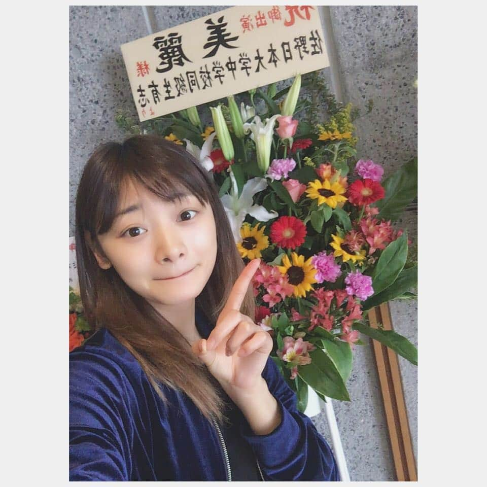 内田美麗（麗奈ゆう）さんのインスタグラム写真 - (内田美麗（麗奈ゆう）Instagram)「佐日からお花届きました〜〜😭💓ほんとにありがとうございます！！✨😭✨ 嬉しいよ〜〜😭💓💓💓💓 今日も頑張ります🐥🎀💓💓💓💓💓💓💓💓 #佐日#佐野日大#同級生#感謝#お花 #flower#アニー#ミュージカル#新国立劇場」4月23日 11時38分 - miretan29