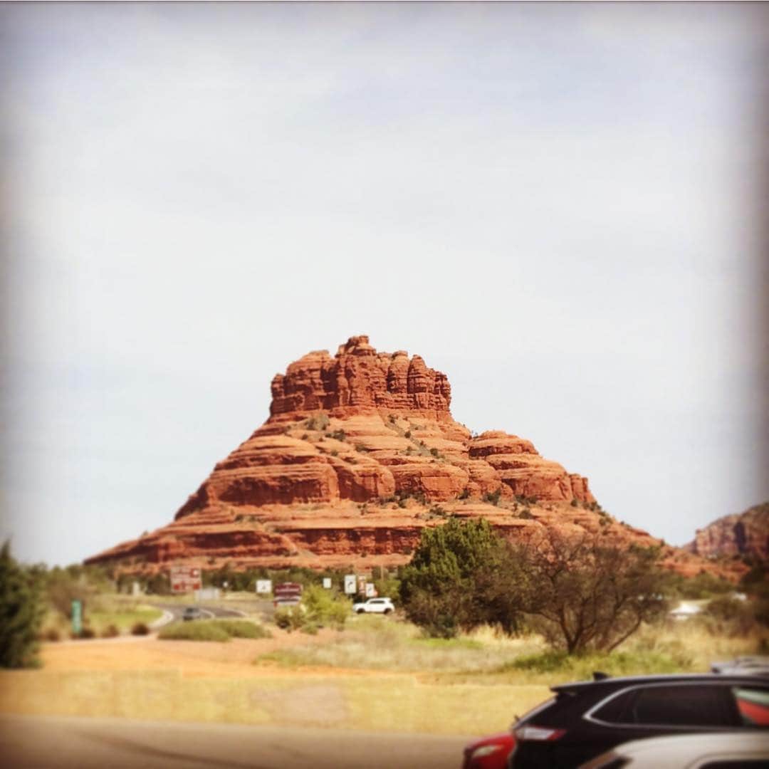 のインスタグラム：「他人事とは思えない巨岩＊  I got sympathy from The Bellrock. Because my family name means Bell & Tree. But I don’t know why it means Bell & Tree:/ #Bellrock #Sedona #Arizona #Suzuki」