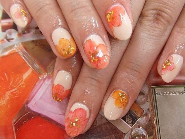 beautのインスタグラム：「【@nailpic.beautより】 ビビットで目を引くデザインでありながらも、どこかふんわりした印象の綺麗なお花ネイル！ たらしこみアートでふんわり大ぶりな花びらを描いて、ゴールドのストーンでお花全体を引き締めています。 春にも夏にも良さそうなデザインですね！ 【プロフィールのURLより最新情報をチェック♡】 #nailpic ・ ・ ・ #nail #naildesign #nails #nailswag #nailart #ネイル #ネイルデザイン #ネイルアート #ネイルサロン #ネイルケア #ネイルピック #ネイルカラー #ネイル検定 #ネイルモデル #ネイルスクール #instafashion #like4like #fashion #coordinate #colorful #japan #japanshop #原宿ネイル #相互フォロー #ootd #fashiongram #fashionista」