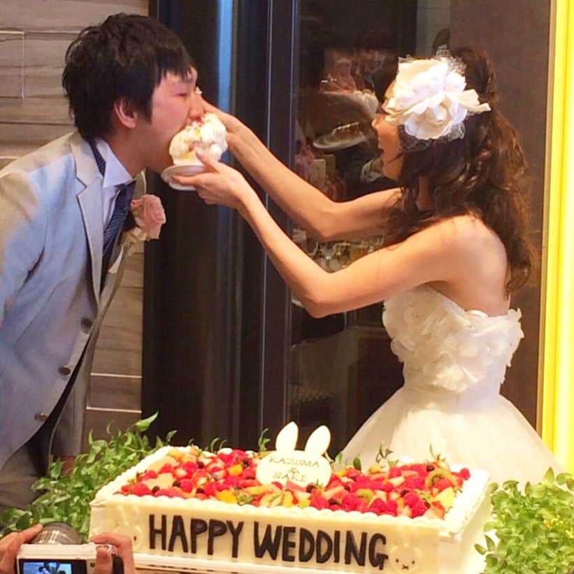ミサワホーム桑名展示場のインスタグラム：「ウエディングケーキ🎂は ミサワホームおなじみのミッフィーちゃん🐰です👏 みんなで仲良くミッフィーポーズ🐰🐰 #ミサワホーム#ホームエンジニア#結婚式 #ウエディングケーキ#ミッフィー #ベストショット#ミッフィーポーズ #happywedding#weddingparty#misawa #weddingphoto#weddingcake#miffy」