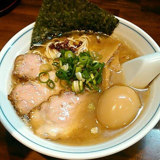 旅とラーメンのインスタグラム：「むらさき山　@三田 紫(ゆかり)そば950円 和歌山ラーメンのお店。#三田#田町#ラーメン#ラーメン倶楽部#ラーメンインスタグラマー#和歌山ラーメン#むらさき山」