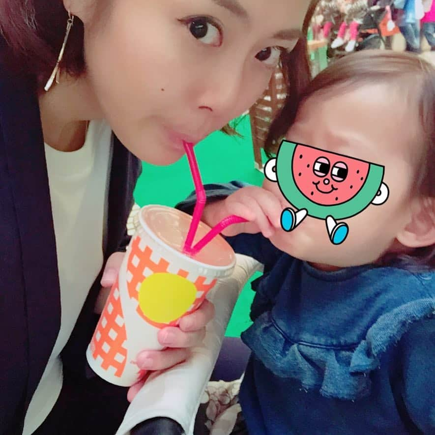 大和田美帆さんのインスタグラム写真 - (大和田美帆Instagram)「ニコニコ笑顔で飲んでたのにインカメラに写るツーショットを見た瞬間、眉間にシワ。 いちいち撮らないでよと言いたげな不愉快そうな顔がまた可愛くて、、かあちゃんはシャッターを押してしまう。 . . #ワガコ #ニンジンジュースをシェア #今日突然桃を見ながらモモと言えた #モーゥモーゥ #牛の鳴き声のような感じで #最近話す言葉 #ないねー(探し物をしながら) #ないないね(片付けながら) #いた(隠れた私を見つけて) #ポンポン(おなか) #にゃばぴこぷー(ガラピコプーのこと) #成長はいつもゆっくりだけど #常に何かしら喋ってる #突然来そうだ #言葉の波が #たのしみ #逆立ち #でんぐり返しが大好き #ブリッジは1人でできる #できないことよりもできることを見つめていこう #１歳７ヶ月 #babygirl」4月23日 21時03分 - miho_ohwada