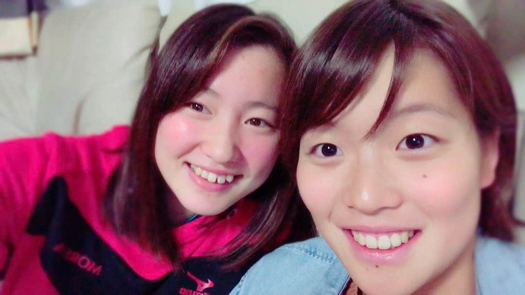 のインスタグラム：「合宿以外でさちちゃんと遊ぶの初💗 遠いのに来てくれてありがとう☺️💗 #私と早智ちゃん #小顔効果 #怒られた #いじわるするくせに #うちのこと大好き😜 #これがまさに #ツンデレ  あ、じゃがりこ食べました💭💗」