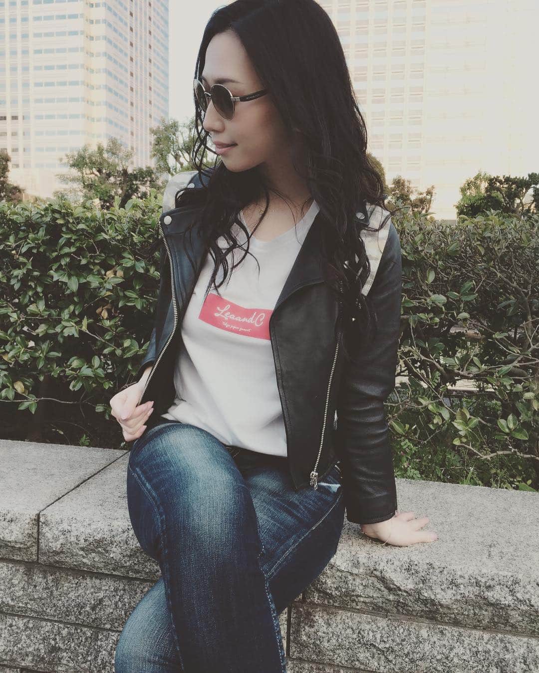 佐山愛のインスタグラム：「友達のブランド 「Lea&C」のTシャツ着て、 すんごいスカした写真撮ってみたw ・ Tシャツ可愛いのにこの私、 すんげぇムカつくなww ・ バカリズムさん風に言うと、 絶賛自己顕示欲開放中な私♪♪ ・ 調子乗ってすみませんw ・ ・ #leaandc #tshirt #オシャレぶる #自己顕示欲開放中」