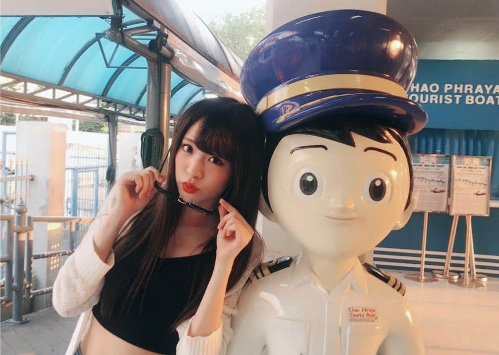 志田友美（ゆうみん）のインスタグラム：「船長🙌✨と一緒に撮った‼️笑。」