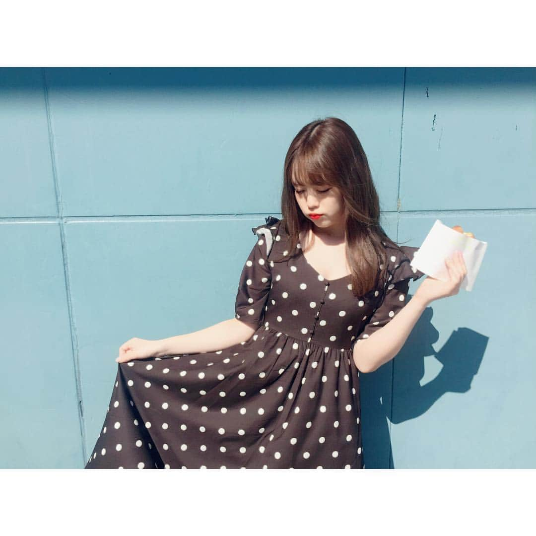 竹内舞さんのインスタグラム写真 - (竹内舞Instagram)「♥️♥️ 片手に持ってるおからドーナツ🍩が 美味しくて美味しくて美味しくて。 おかわりって感じ٩( 'ω' )و #おから入りドーナツ」4月23日 22時24分 - 01maitakeuchi