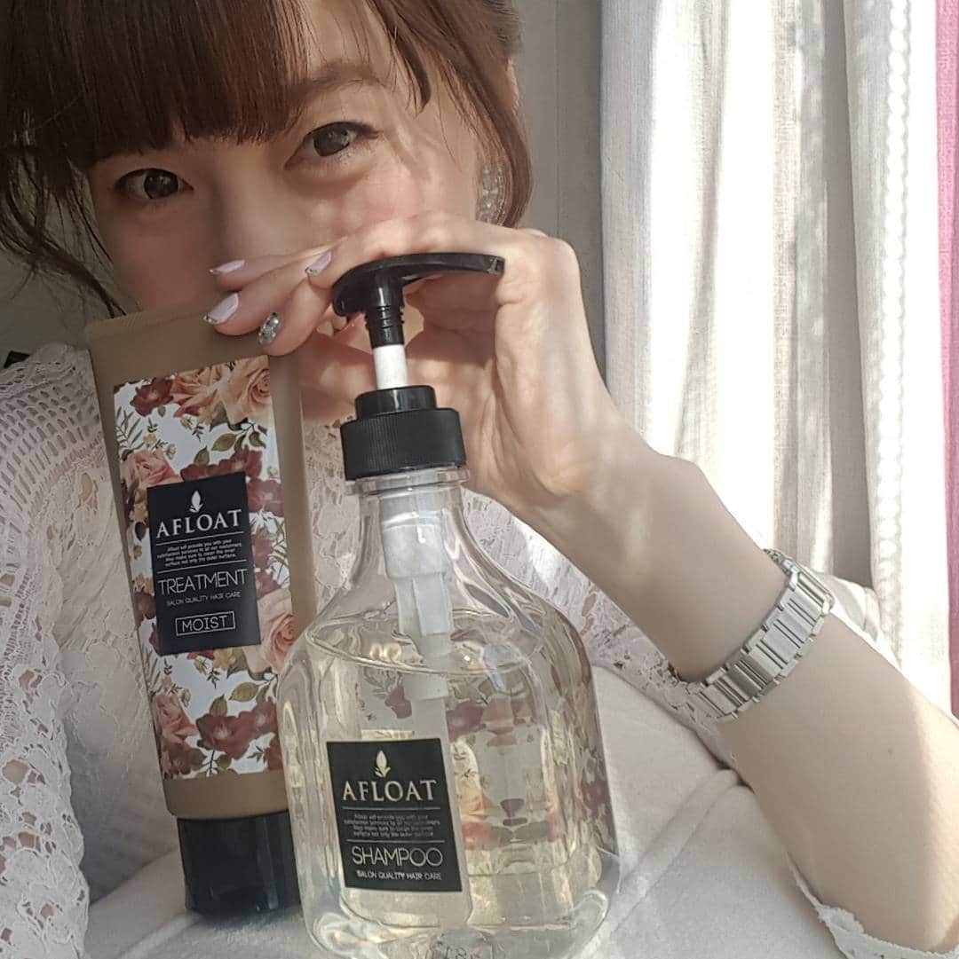 早川愛さんのインスタグラム写真 - (早川愛Instagram)「gm✨ ・  先日、LOFTで先行発売していた AFLOATのサロンシャンプーを購入しました🛀🎀🛀 ・ ・ ・  私も久しぶりに行こうかな～💇✂💈 ・ ・  #クラシックベリー の上品で女性らしい香水のような香りに包まれます💋 ・ ・ ・  #有名サロンAFLOAT #サロンシャンプー #サロンクオリティー #モイスト #いい香り #しっとり #サルフェートフリー #選べる仕上がり #afloatシャンプー #アフロート #シャンプー#トリートメント #ヘアケア #haircare #shampoo #treatment @afloat_haircare」4月24日 9時11分 - megumegu_1006