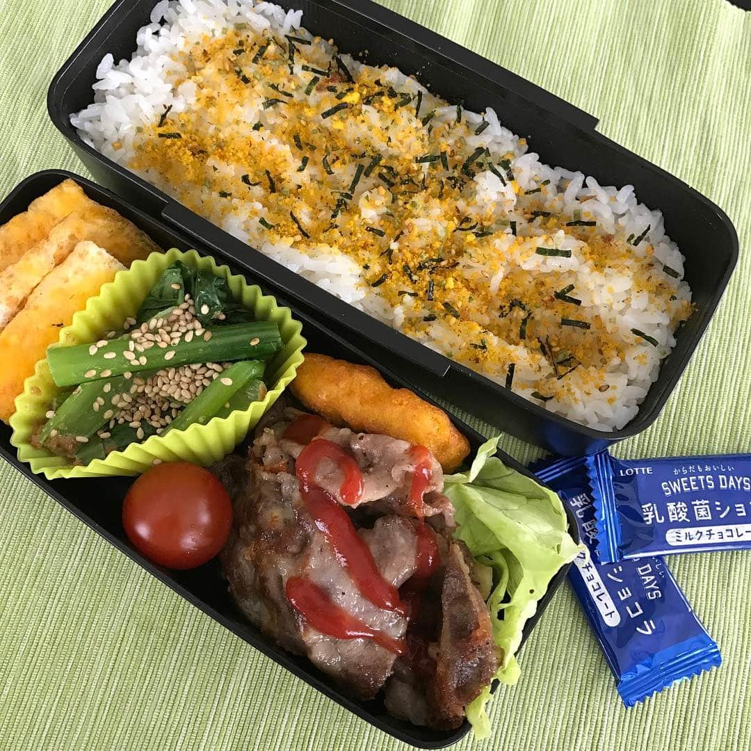 前田典子さんのインスタグラム写真 - (前田典子Instagram)「#今日の息子弁当#DK#イベリコ豚のチーズ焼き#小松菜胡麻和え#玉子焼き甘口#チキンナゲット#プチトマト#ふりかけごはん#お口直しに#乳酸菌ショコラを添えて😆」4月24日 8時01分 - maenorichang