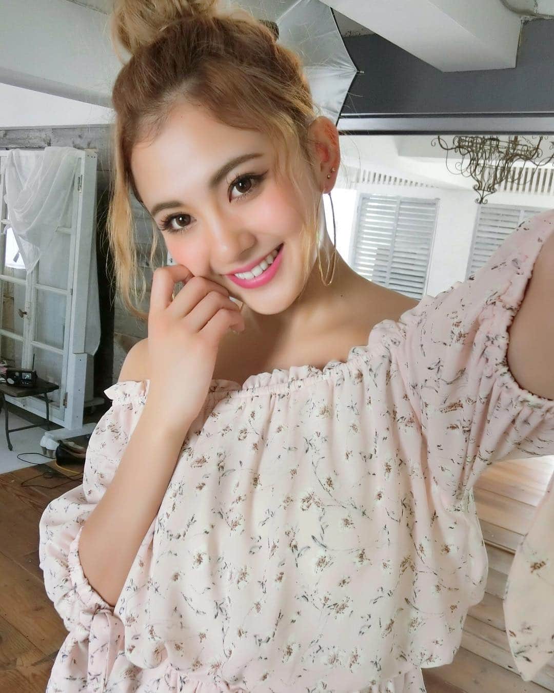 カレンさんのインスタグラム写真 - (カレンInstagram)「撮影おわりー💕 今日は @growing.rich の撮影でした👧🏼💖 撮影中にちょっとだけライブもしてみたョ😝✨ これから相方ちゃんと映画デート🌸← #shooting #fashion #cjd_karen #selfie #makeup #smile #work #japanesegirl #me #GROWINGRICH #撮影」4月24日 18時36分 - cjd_karen
