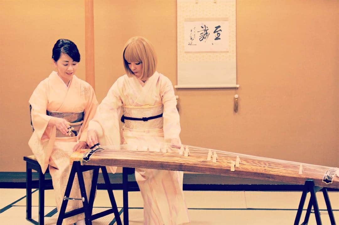 こしじまとしこのインスタグラム：「* こんな感じでお箏のお稽古をしてもらった様子が載っている、 4/10発売の #MARQUEE Vol.120 は読んでくれたかな？ いくつになっても新しい事にチャレンジしてみたいとしこです。 #お箏 #東郷神社」