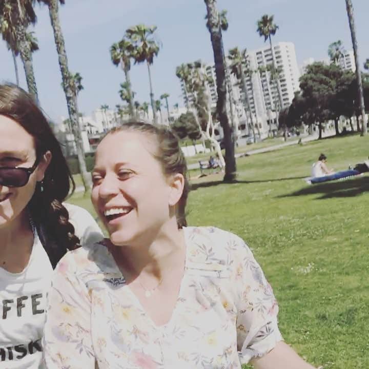 クリスティン・ヒルデブランドのインスタグラム：「Got to celebrate two of my favorite people on the planet over champagne, donuts, and Santa Monica sunshine. Best Sunday 🍾🍩@sashbusch @rachel_dyke #birthdayweek #itsavideoRach」