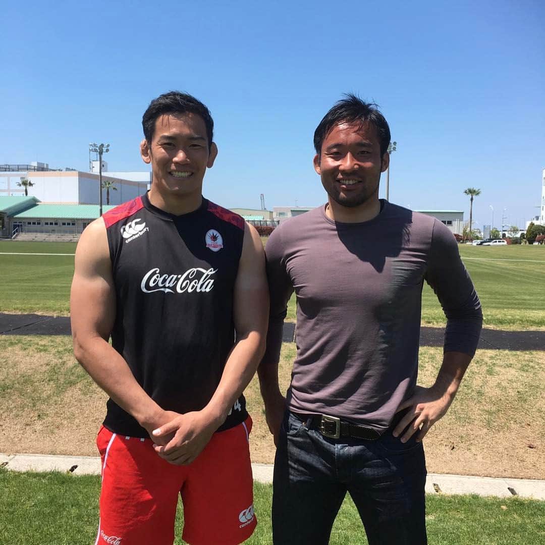 桑水流 裕策のインスタグラム：「アビスパ福岡の神山選手がグラウンドに遊びに来てくれました(o^^o)  #アビスパ福岡  #神山竜一 選手 #jリーガー  #ゴールキーパー #身長同じ  #188cm  #私も中学まで #サッカー少年 #キーパーではない #スイーパー #オフサイドトラップかけがち」