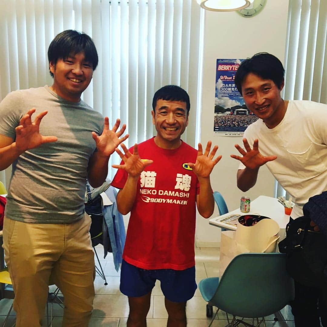 中崎雄太さんのインスタグラム写真 - (中崎雄太Instagram)「今日はキムさんとラジオ出演🎶 収録後にまさかの猫ひろし氏(°▽°) ミーハーな我々は写真をパシャり😏 いい人だった。( ^ω^ ) ビックリしたのは猫ひろし氏より自分のお腹。笑 わざと膨らませたんだけどね😋 #ラジオ収録 #金無英さん#猫ひろしさん #お腹膨らませてみました。#触ったら気持ちぃやつ」4月24日 16時16分 - y.nakazaki46