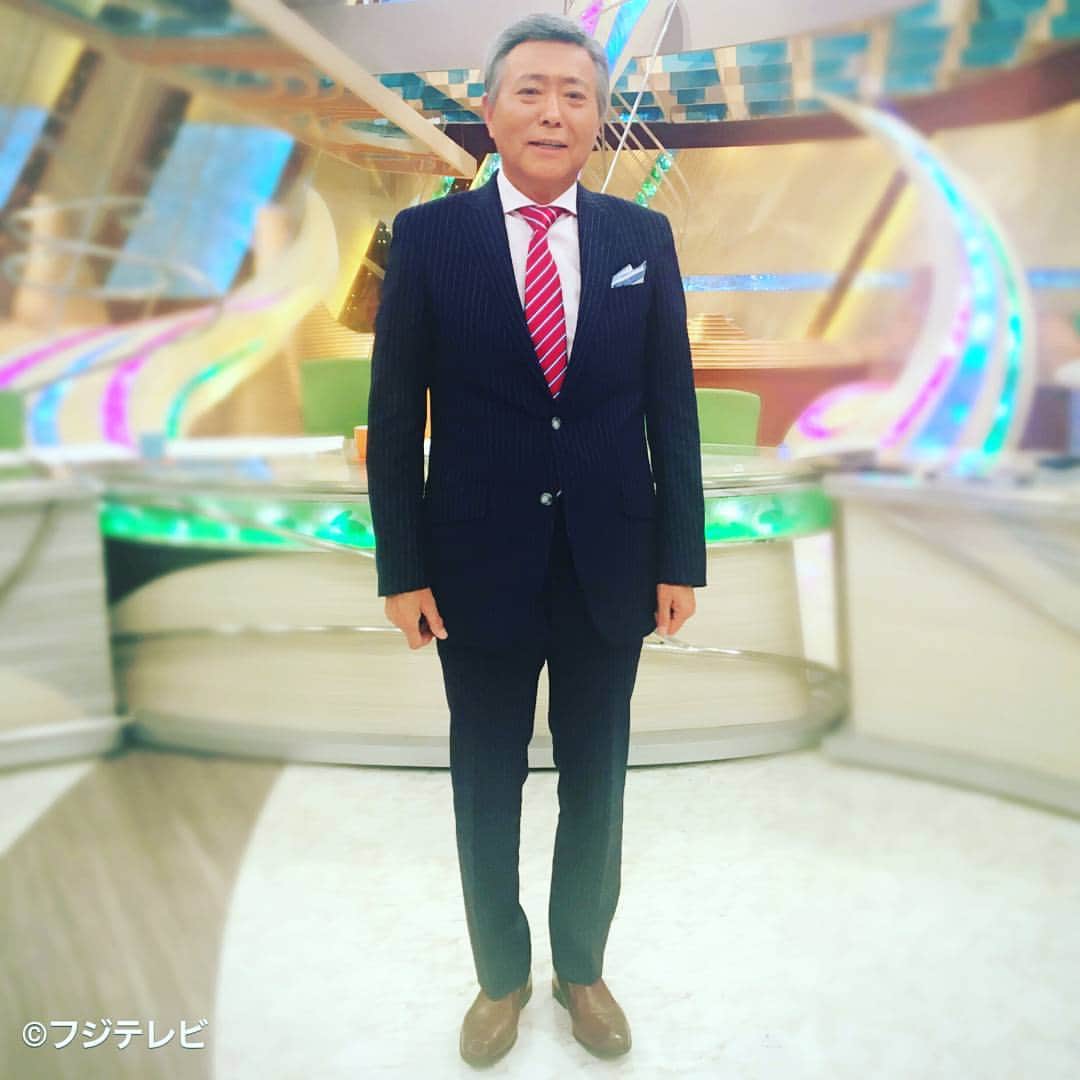 フジテレビ「とくダネ！」のインスタグラム：「今日の小倉さんは鮮やかな赤を使ったレジメンタルストライプのネクタイにピンクのシャツ ネクタイに使われている水色とポケットチーフの色をさりげなく合わせたのが密かなポイント♪ #小倉智昭 #とくダネコーデ #レジメンタル #スタイリスト #漆原志保美 #どんなセリフが合うでしょう #とくダネ大喜利 #ファッション #コーディネート #今日のコーデ #コーデ #大喜利 #2017 #4月24日 #月曜日 #とくダネ #tokudane #フジテレビ #fujitv 170424」