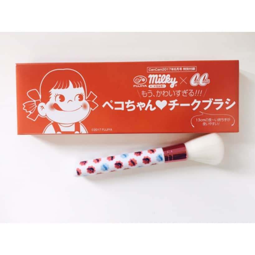 のインスタグラム：「【編集部の人気アイテム】 編集部でかわいい！とザワついているのが、こちらのCanCam６月号(発売中)の付録。ペコちゃんのチークブラシ♡♡ 持ち手の部分にミルキーの柄がついていて、かなりかわいぃ👀💕 「チークブラシとして使っても良いし、パウダーファンデーションでお化粧直しするときに使うと、ふわっとしたつけ心地でムラに付かないので、崩れかけのファンデがいい感じにつるんっとした肌に✨ チクチクしないし、付録としてはかなり優秀！」by 編集長A 化粧直しで使うときには、ファンデーションに対して筆を垂直において、2.3回ポンポンとつける量でOK！ あとはTゾーンを中心に、肌の上を軽くクルクル滑らせるように撫でるだけ、とのこと🎶 これ一本でポーチの中が華やぎそうですね💕 編集W #anecantv #cancam #付録 #ぺこちゃん #ミルキー #チークブラシ #ペコちゃんチークブラシ #不二家  #vsco」