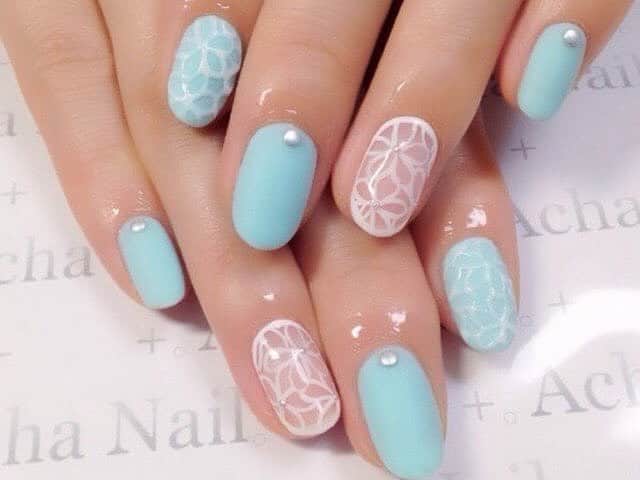 beautのインスタグラム：「【@nailpic.beautより】 マット系のスカイブルーをベースにした、シンプルなフラワーアートネイルです。 お花自体には色を付けずに線だけで表現しているので、とてもさりげないデザインになっています。 マットな質感はトレンドなので、今っぽさもあるのが良いです♪ 【プロフィールのURLより最新情報をチェック♡】 #nailpic ・ ・ ・ #nail #naildesign #nails #nailswag #nailart #ネイル #ネイルデザイン #ネイルアート #ネイルサロン #ネイルケア #ネイルピック #ネイルカラー #ネイル検定 #ネイルモデル #ネイルスクール #instafashion #like4like #fashion #coordinate #colorful #japan #japanshop #原宿ネイル #相互フォロー #ootd #fashiongram #fashionista」