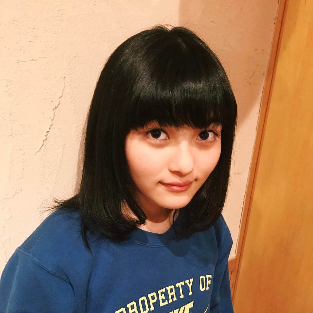 井上咲楽さんのインスタグラム写真 - (井上咲楽Instagram)「. 切りました。 ミッキーヘアできるようにギリギリまで切ってもらった😊 . あーシャンプー楽ちん😛 今日、あー邪魔…って思って、フラッと行ってしまいましたーどうですか？笑 . #スッピン御免 #部屋着御免」4月24日 22時41分 - bling2sakura