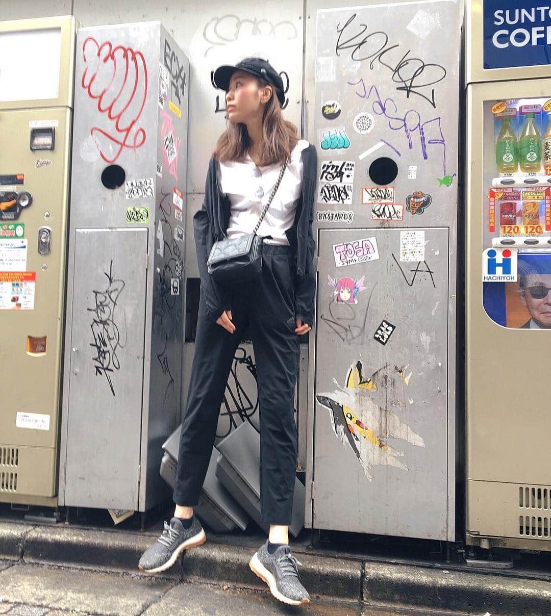 岩崎志保のインスタグラム：「. @adidastokyo × @moussyofficial シリーズ アウターとパンツのセットアップ🌈 中のTシャツも @adidas ウェアなり。(なんならブラトップも) 帽子は数年前に購入したmoussyのもの。 要は adidas×moussy＝最強 ってこと☺️ #adidasxmoussy #adidastokyo #moussy #moussysnap #pureboostx #adidasperformance #半面タモさん」