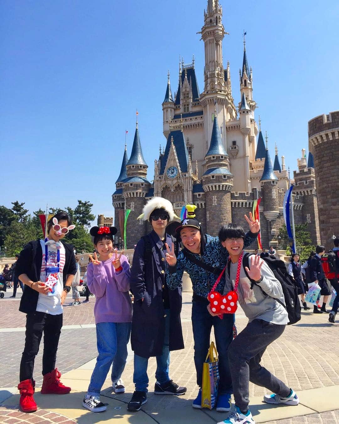 トミタ栞さんのインスタグラム写真 トミタ栞instagram 東京ディズニーランド シンデレラ城 集合写真 年パス所持者達と私と兄 左から 見た目チャラいけどクソ真面目な人 トミタ栞 兄 たぶん 冨田佳輔 なんかイキってる 笑 ツートンカラー上田さん