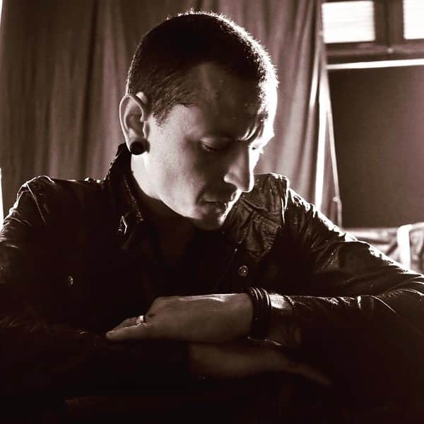 チェスター・ベニントンのインスタグラム：「A CALL TO ARMS: The only way to win a war Is unrelenting peace No matter what the cause The violence will not cease Death breads only dying We always have a choice Peace won't stop your crying But tears still have a voice We may always disagree But questions long for answers Close your eyes you'll never see The war machine's a cancer A parasite that eats your soul Leaving nothing but the grave To those who keep on digging For those who won't be saved This is a call to arms  Fall into one another This is a call to arms To wrap around each other」