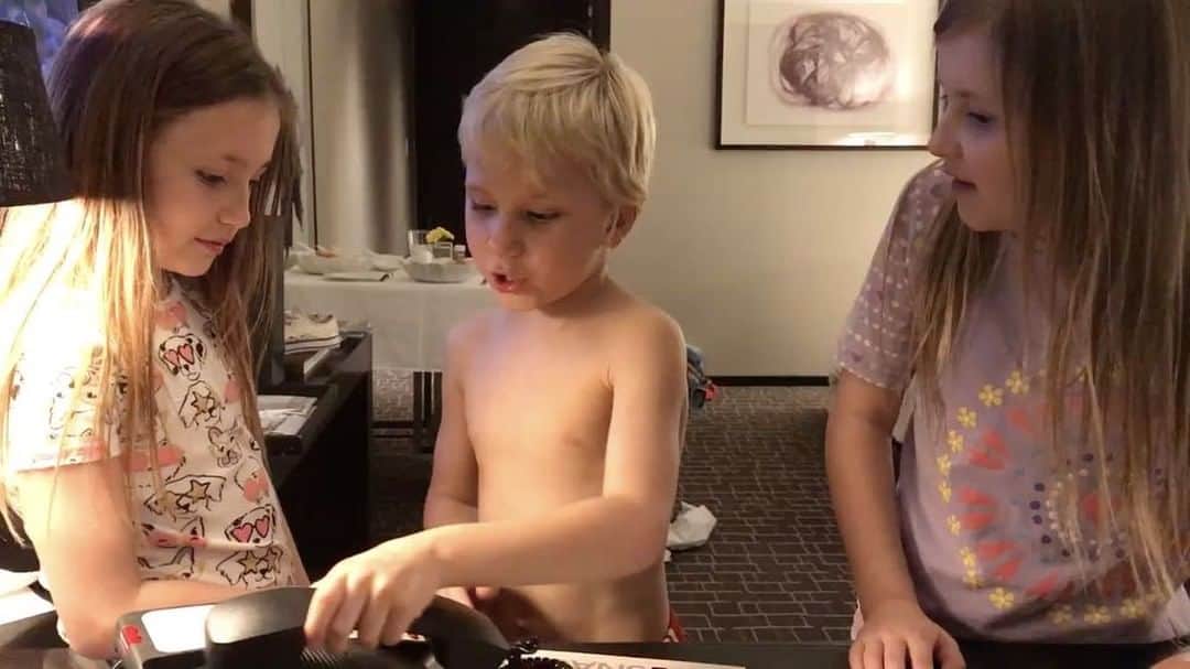 ジャクソン・ビーバーのインスタグラム：「Meanwhile after family pillow fight.....」
