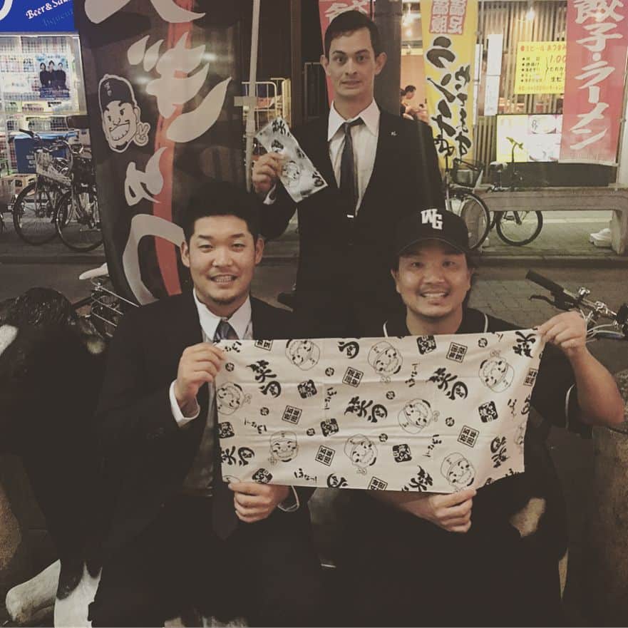 大西宏明さんのインスタグラム写真 - (大西宏明Instagram)「移動日の昨日‼️‼️‼️ たらふくのお肉と✨✨卵かけご飯を食べに来てくれました(≧∀≦) 今日からの３連戦。 そろそろホームラン出るんちゃうかな〜✌️✌️✌️✌️✌️ 本日4月25日！！ お陰様で有難い事に笑ぎゅうオープンして５年が経ちました。  これからも宜しくお願い致します😆  #筒香嘉智  #乙坂智  #横浜denaベイスターズ  #侍ジャパン  #笑ぎゅう  #卵かけご飯  #ホームラン  #instagood #instalike #instafood #like4like #wagyu #waragyu #yammy #yakiniku #osaka #japan #shinsaibashi #baseball #beef」4月25日 12時37分 - ohnishi_hiroaki_0428