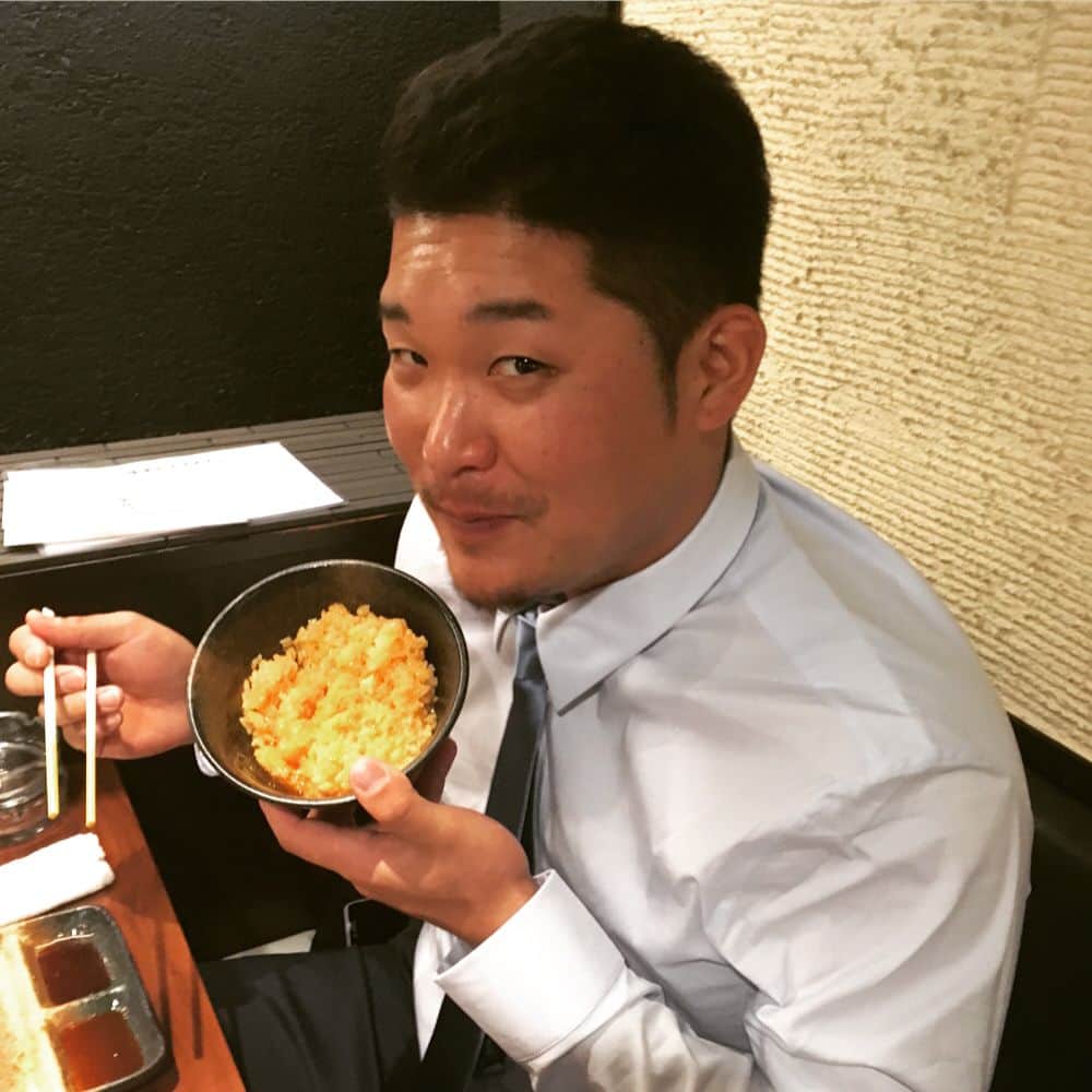 大西宏明のインスタグラム：「移動日の昨日‼️‼️‼️ たらふくのお肉と✨✨卵かけご飯を食べに来てくれました(≧∀≦) 今日からの３連戦。 そろそろホームラン出るんちゃうかな〜✌️✌️✌️✌️✌️ 本日4月25日！！ お陰様で有難い事に笑ぎゅうオープンして５年が経ちました。  これからも宜しくお願い致します😆  #筒香嘉智  #乙坂智  #横浜denaベイスターズ  #侍ジャパン  #笑ぎゅう  #卵かけご飯  #ホームラン  #instagood #instalike #instafood #like4like #wagyu #waragyu #yammy #yakiniku #osaka #japan #shinsaibashi #baseball #beef」