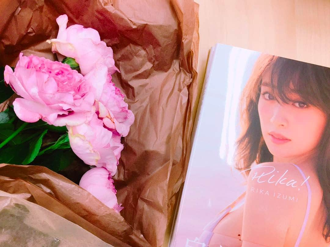 泉里香さんのインスタグラム写真 - (泉里香Instagram)「お知らせ❣️ 5月6日土曜日 大阪の紀伊國屋書店グランフロント大阪店にて 「Rika!」発売記念イベントを開催することになりました😊❕ 現在イベント参加券受付中なので、関西なら！というみなさま…♡ お会いできるのを楽しみにしています💕 #写真集#rika」4月25日 15時20分 - rika_izumi_