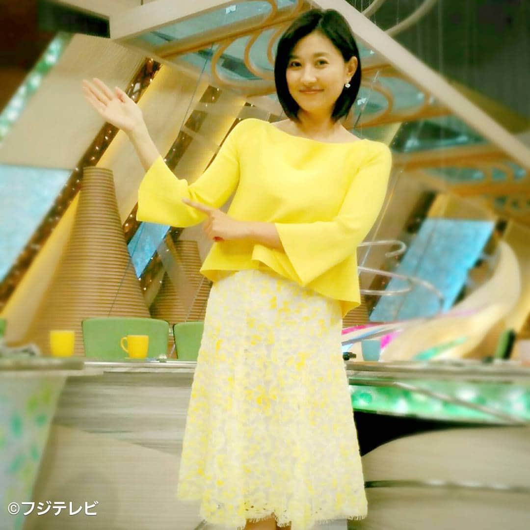 フジテレビ「とくダネ！」のインスタグラム：「今日の菊川さんは今トレンドのイレギュラーヘムのデザインプルオーバーで風を感じるフレアスリーブ スカートはブロック調の柄と幅広プリーツがインパクトあり☆ 小倉さんも思わず「春だねえ」と言ってしまうビタミンカラーのイエローは着ても見ていても元気になれますね♪ #菊川怜 #とくダネコーデ #ヘム #プルオーバー #フレアスリーブ #スタイリスト #mihoishino #どんなセリフが合うでしょう #とくダネ大喜利 #ファッション #コーディネート #今日のコーデ #コーデ #大喜利 #2017 #4月25日 #火曜日 #とくダネ #tokudane #フジテレビ #fujitv 170425」