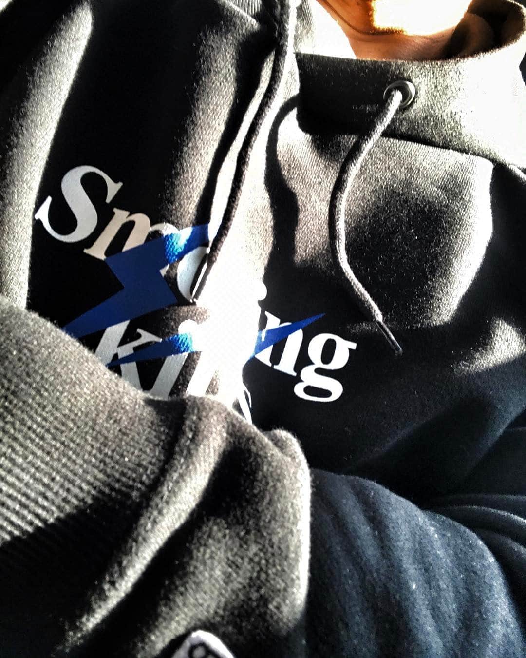 石川涼のインスタグラム：「#FR2 × fragment “Smokingkills”hoodie & T-shirt 4/27 #FR2HARAJUKU と #FR2FUKUOKA にて発売します。その他新作も沢山ありますので皆さん是非覗きに来てください。  #fragment#fxxkingrabbits#Smokingkills」