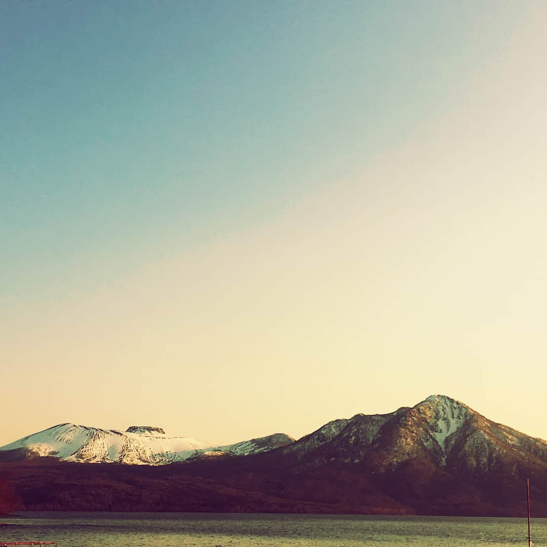 仲宗根泉さんのインスタグラム写真 - (仲宗根泉Instagram)「実は少しだけ 北海道に残って 家族旅行 していたのです😊💓 空気が綺麗で 相変わらず ゴハンが美味しく あっという間の旅行でしたが 娘は、少しだけ 雪も見れて ママにも逢え 本当に素敵な笑顔を たくさん 見せてくれてました😊 次回は、雪のある季節に また行きたいな😌✨ さっ！ たくさんパワー貰ったから 次は 岡山のみんな‼️ 待っててよー😆👍‼️‼️‼️ #北海道グリーンランド #支笏湖 #束の間の幸せ #カメラアプリ #fisheyelens #photograph+ #foodie #３つを駆使」4月25日 17時22分 - hy_izumi