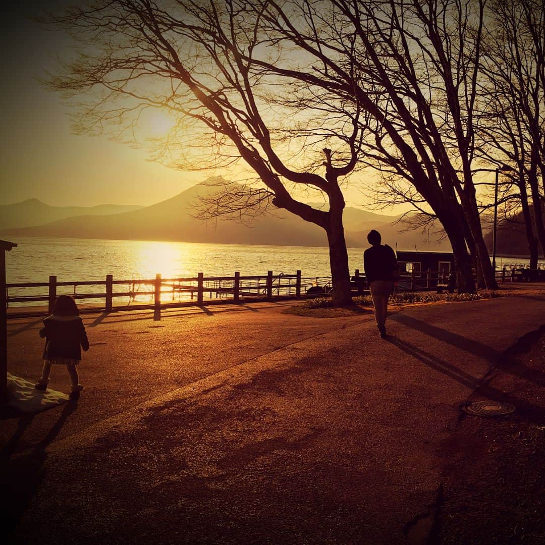 仲宗根泉さんのインスタグラム写真 - (仲宗根泉Instagram)「実は少しだけ 北海道に残って 家族旅行 していたのです😊💓 空気が綺麗で 相変わらず ゴハンが美味しく あっという間の旅行でしたが 娘は、少しだけ 雪も見れて ママにも逢え 本当に素敵な笑顔を たくさん 見せてくれてました😊 次回は、雪のある季節に また行きたいな😌✨ さっ！ たくさんパワー貰ったから 次は 岡山のみんな‼️ 待っててよー😆👍‼️‼️‼️ #北海道グリーンランド #支笏湖 #束の間の幸せ #カメラアプリ #fisheyelens #photograph+ #foodie #３つを駆使」4月25日 17時22分 - hy_izumi