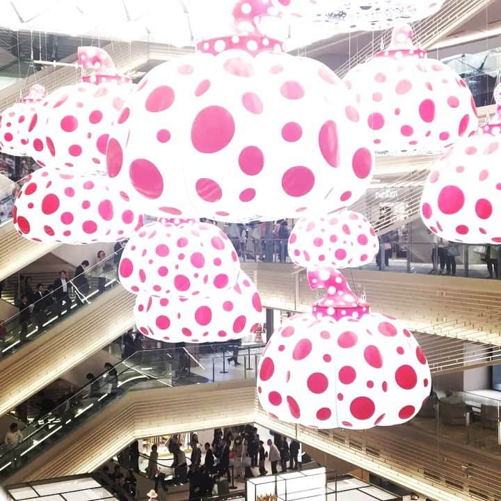 Gallery Guide Tokyoのインスタグラム：「It's a part of Ginza Six  #ginzasix #galleryguidetokyo #ggt #ginza #銀座 #tokyo #japan #日本 #東京 #アート #art #芸術 #絵 #artist #gallery #love #beautiful #happy #beauty #instalike #instagood #artday」