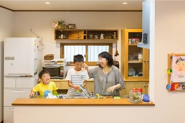 河合の家【KAWAiのおうち】のインスタグラム：「自然素材の家に住むようになってから、 家族みんなの自然治癒力が高まったというU様邸をご紹介します。 お子さんが咳とくしゃみのアレルギー症状を抱えていたことから、家を建てるなら自然素材の家がいいと決めていたU様。ご夫妻の希望が100％実現した家で、奥様は「子どもたちのアレルギー症状が治まったことに驚きました」とおっしゃっています。  #河合工務店 #KAWAINOIE #自然素材 #健康住宅 #注文住宅 #居心地のいい家 #木のぬくもりのある暮らし #ナチュラルライフを楽しむ家 #新築 #新居 #一戸建て #家づくり #マイホーム #木の家 #暮らし #リフォーム #リノベーション #三河 #豊橋の工務店 #豊橋 #豊川 #田原 #新城 #蒲郡 #湖西 #自然素材」