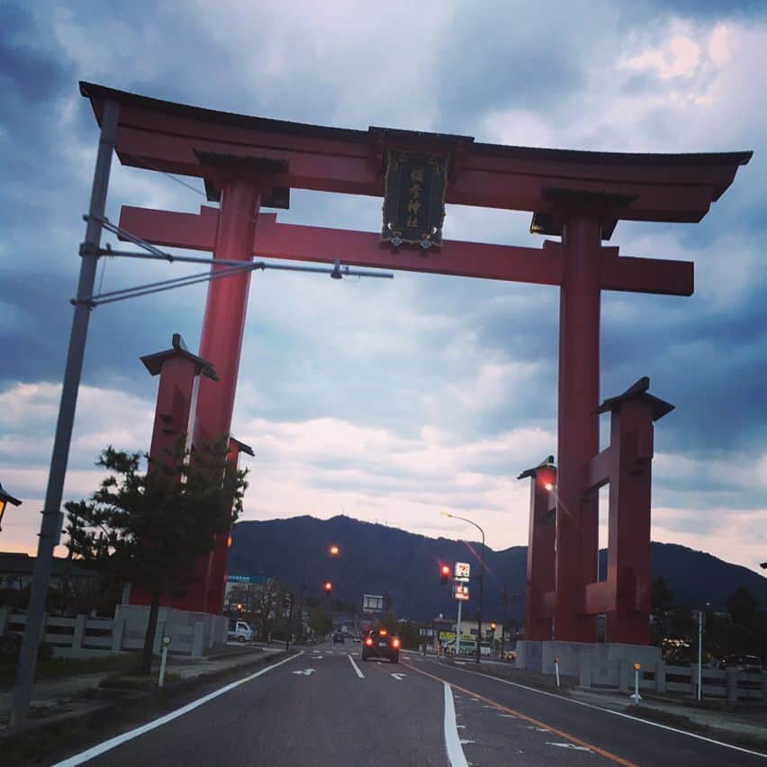 みひろさんのインスタグラム写真 - (みひろInstagram)「うん。素晴らしい！ #弥彦神社 #鳥居 #新潟」4月25日 20時28分 - mihiro0519