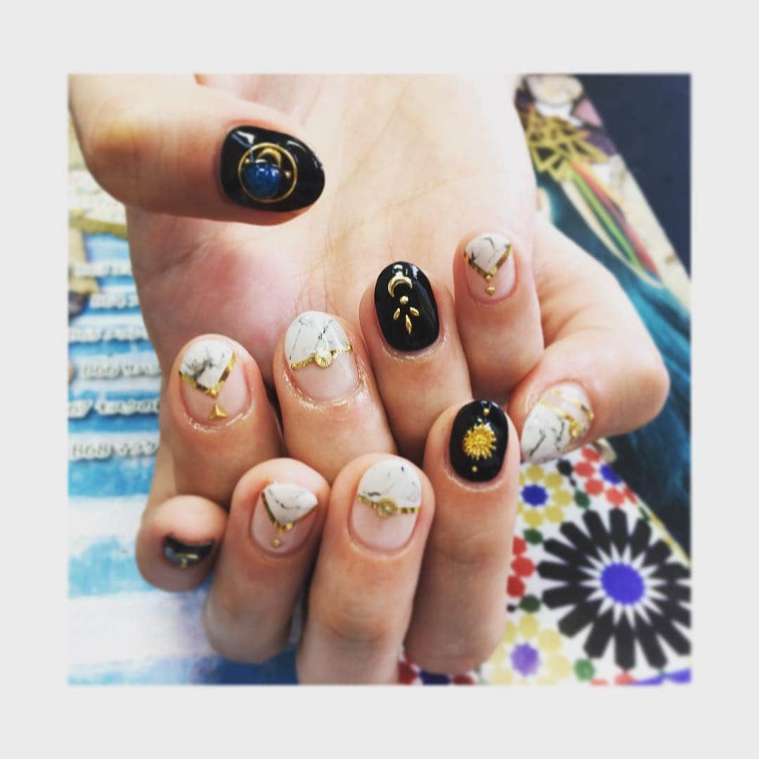 佐伯かなさんのインスタグラム写真 - (佐伯かなInstagram)「ネイル新しくしてきた💅💎 ネイリストさんとあーでもないこーでもないっていいながら完成（笑）親指のターコイズのとこお気に入り！可愛い！かわ！いい！！💓 ･ ･ #Newnails #ネイル #ネイルアート #春ネイル #大理石ネイル #ターコイズ #フレンチネイル #ブイフレンチ #スタッズネイル #ジェルネイル  #nail #nailart #ネイルサロン #ネイルデザイン #アイドル #idol #candygogo #佐伯かな #followalways #tagsforlikes #tflers #instagood #me #ff #japanesegirl」4月26日 16時52分 - saeki_kana