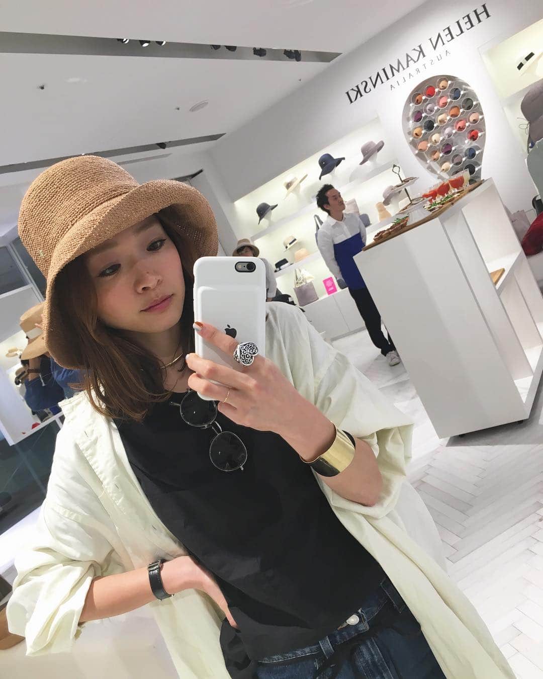 野尻美穂のインスタグラム：「HELEN KAMINSKIのお店で折りたためるハットをゲット🙌 今年はフェスも行くし沢山使えそうー😽 #helenkaminski #ヘレンカミンスキー #ヘレンカミンスキー表参道ヒルズ #ローラブルハット #後ろに御船さん😽」