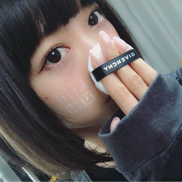 永井亜子さんのインスタグラム写真 - (永井亜子Instagram)「GIVENCHYの化粧品すごい好みのデザインなのでついつい買ってしまうー 前使ってたプリズム・ヴィザージュをなくしてしまったので(T ^ T)今度はプリズム・リーブルにしました。色は１番  #givenchy」4月26日 12時01分 - ako_nagai