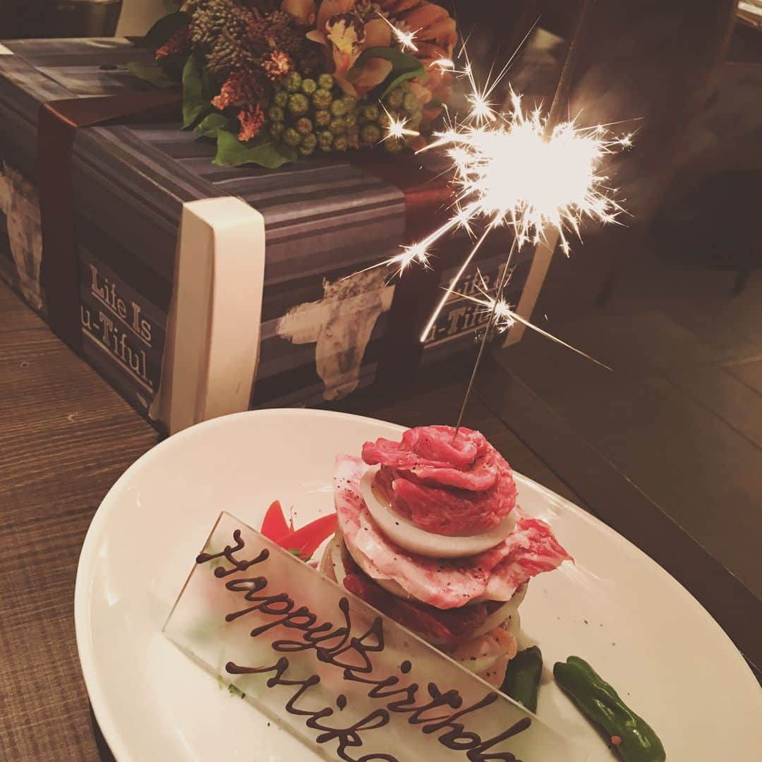 MIKAさんのインスタグラム写真 - (MIKAInstagram)「#beafcake#🎂 #肉食 すぎて #肉ケーキ もろた😭💓 うれしい(〃ω〃) 10個投稿してみたから右にスライドして見てみてね☺︎ #yakiniku #みか山紀信 #肉寿司#美味すぎて#おかわり #オニクラブ#kintan#dinner#goodtimes#bff#girls#xoxo #mikaBD0416#mybirthday#誕生日#ありがとう」4月26日 13時53分 - cjd_mika