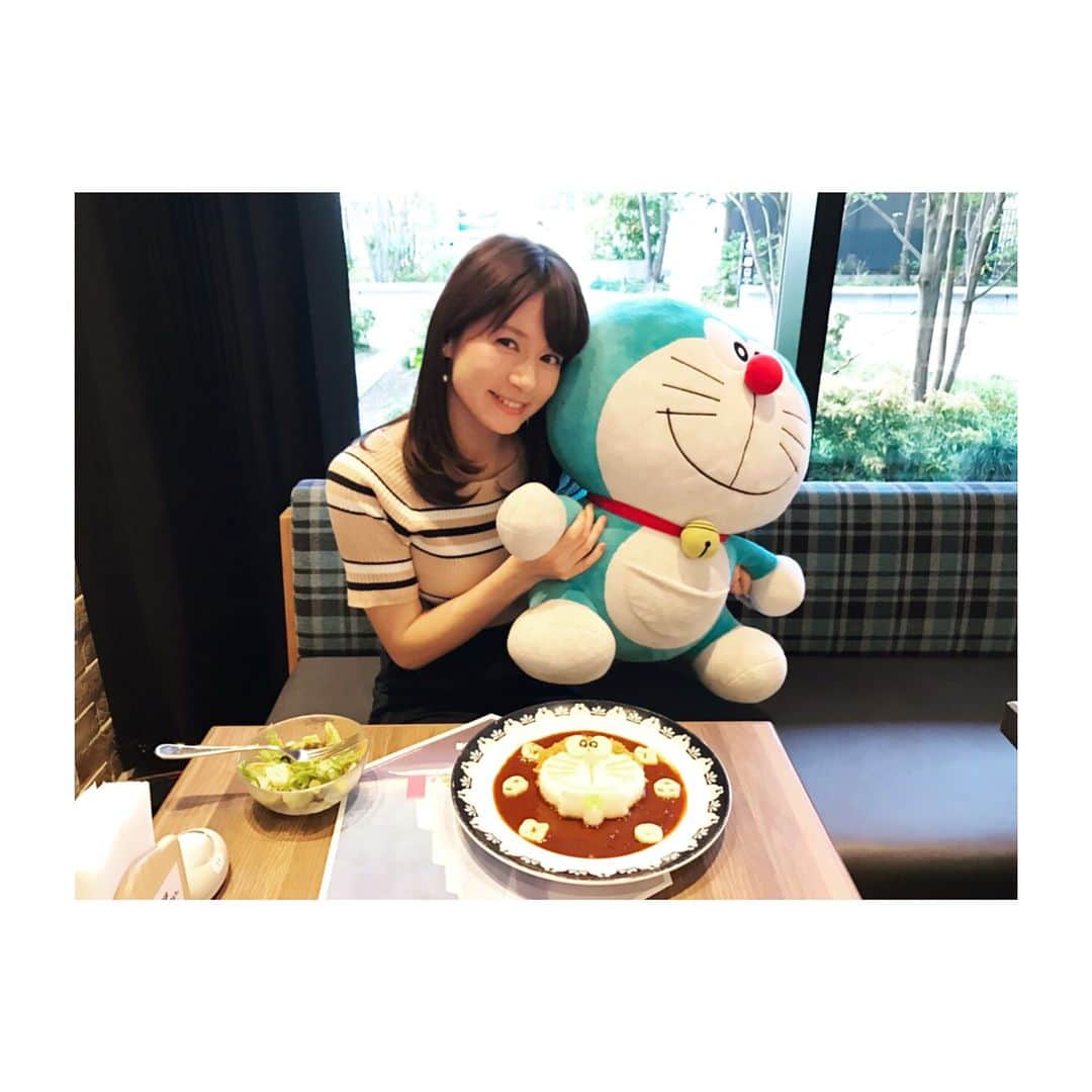 のインスタグラム：「先日 超がつくドラえもん好きの友達と 期間限定のカフェに行きました😊  私も実家には旧ドラえもんの 全映画が完備されております。 でも新ドラえもんになってからは 完全ににわかです…。 ドラえもん好きとはお気に入りの 映画論争によくなります。 名作揃いすぎて選びきれませんが… 何度も何度も見たのは 『ブリキの迷宮』と『銀河超特急』ですかね。 主題歌も良いんです。 ドラちゃんのハッシュドビーフ… マカロニもドラえもんとドラミちゃんが…！ スカイツリーもドラえもんカラーに😊 (たまたまだと思います)  #ドラえもんカフェ #カチコチカフェ  ちなみに #南極カチコチ大冒険 は見てない 新ドラえもんは リメイクしか見てません。」