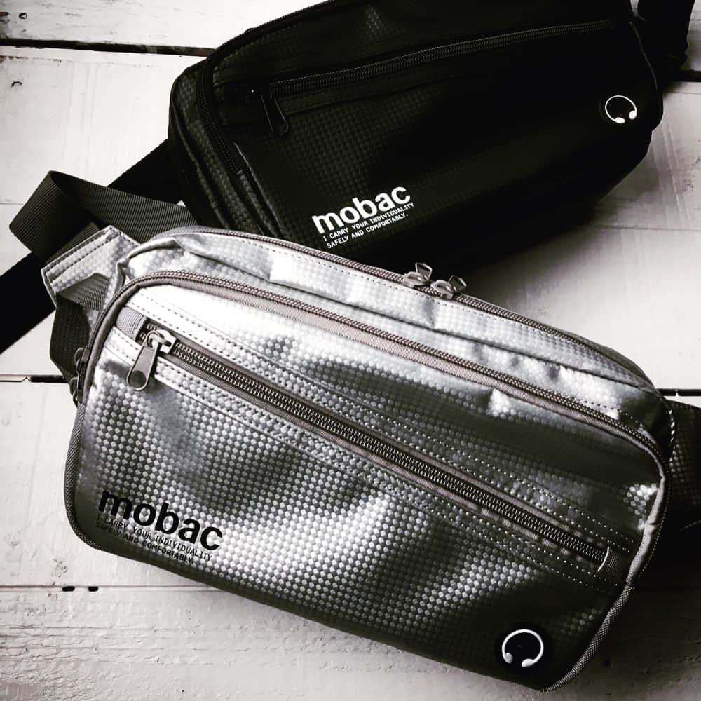 mobacのインスタグラム：「メタリックなボディバッグ。ウエストポーチにもなる2way仕様です。 #mobac #モバック #2wayバッグ #ボディバッグ #ウエストポーチ #ヒップバッグ #シルバー #メタリック #カーボン調 #bodybag #bumbag」