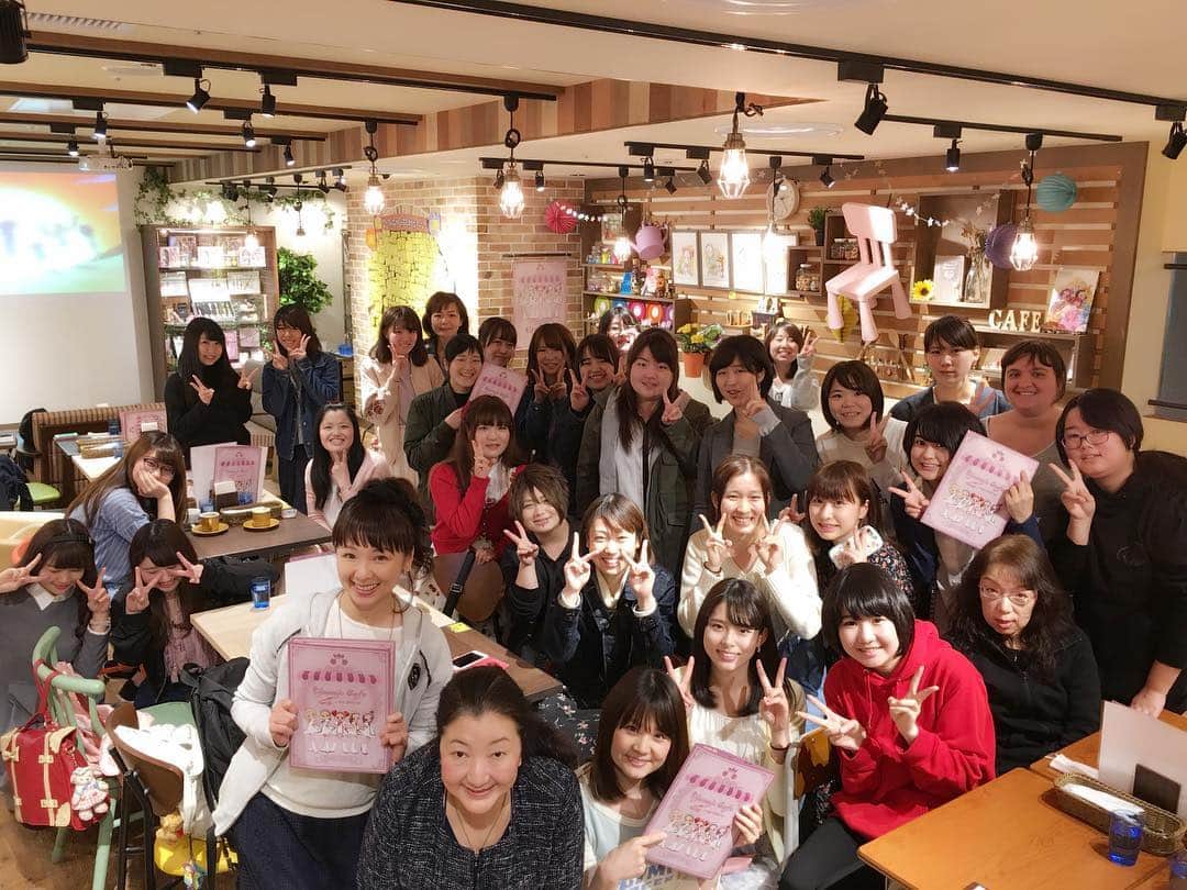 宍戸留美のインスタグラム：「平日なのに大盛況でした！！東映アニメーションの関弘美さんとぽっぷちゃん役石毛佐和ちゃんと行ってきました！みんなで記念撮影！！みんな楽しんでね♬  #新宿ルミネエスト #ヴィレッジヴァンガード #おジャ魔女どれみ #どれみカフェ」