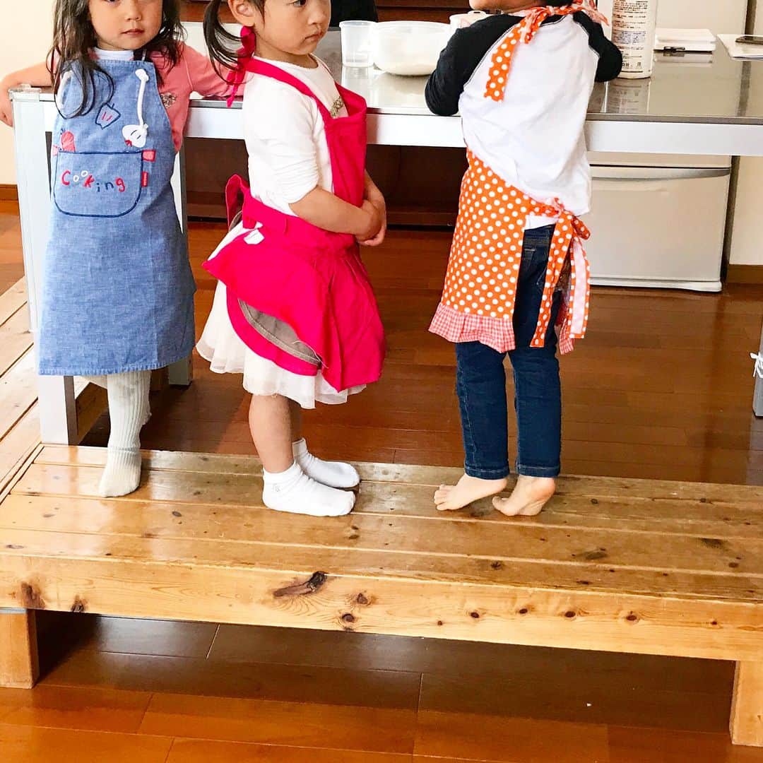 ayu kagawaさんのインスタグラム写真 - (ayu kagawaInstagram)「プレスクール時代のお友達に誘って貰って、みんなで子供のパン教室へ🍞🥐🥖 パンを自分たちでこねたり、包丁を使ったり、バターは何で出来てるか？🐮とかをお話しの中から楽しく教えて貰えるとても素敵な時間！✨ これを機にもっともっと食に興味を持ってもらえたらいいな😊 ・ 息子は普段から台所に立つのが好きだから、すごく楽しかったみたい！✨ 何より久しぶりにお友達に会えたことがすっごく嬉しそうだった♡ ・ でもエプロン、まさかのフリル付きでごめん😀爆 👉 特に後ろ姿・・😀🙏 ・ #３歳児 #パン教室 #お稽古#習い事」4月26日 16時04分 - ayuyunyun